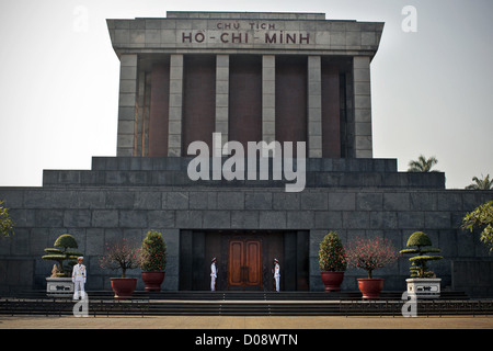 Le protezioni di fronte il mausoleo di HO CHI MINH SU BA DINH SQUARE HANOI VIETNAM ASIA Foto Stock
