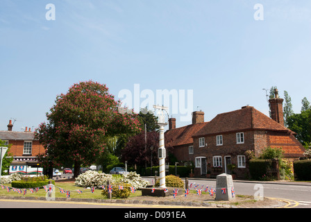 Biddenden villaggio verde addobba per il diamante celebrazioni giubilari, Biddenden, Kent, Inghilterra. Foto Stock