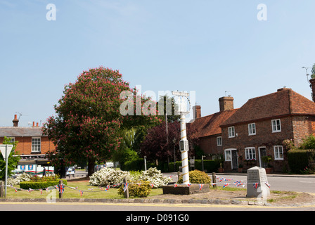 Biddenden villaggio verde addobba per il diamante celebrazioni giubilari, Biddenden, Kent, Inghilterra. Foto Stock