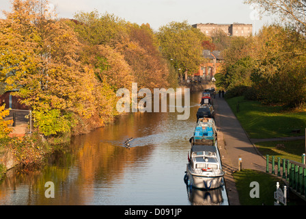 Una vista di Nottingham canal con Nottingham Castle Museum in background. Foto Stock