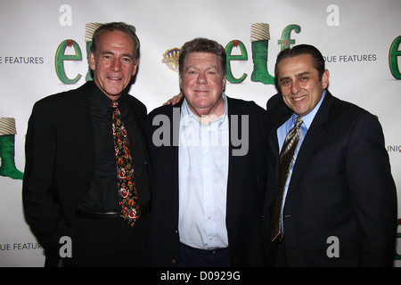 Mark Jacoby, George Wendt e Michael McCormick apertura notturna del musical di Broadway produzione di 'ELF' tenuto presso il Grand Foto Stock