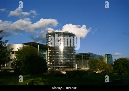 Gläserne Manufaktur da Gunter Henn, 2002, Volkswagen Phaeton 'Fabbrica del Vetro", Lennéstrasse 1, Dresda, Sassonia, Sassonia, Germania Foto Stock