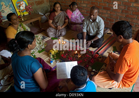 PUJA RITUALE SWAGATAM offerte per un dio il turismo solidale NEDUNGOLAM KERALA India del sud Asia Foto Stock