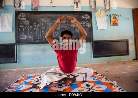 Classe di Yoga School IN NEDUNGOLAM KERALA India del sud Asia Foto Stock
