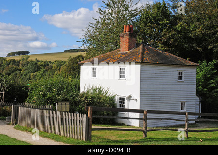 Coppia di ottocento cottages e paling recinto. Foto Stock