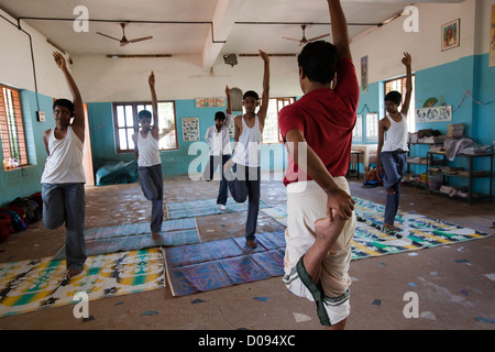 Classe di Yoga School IN NEDUNGOLAM KERALA India del sud Asia Foto Stock
