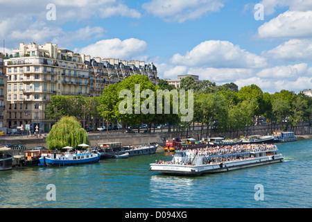 Un Bateaux Mouches tour in barca piena di turisti sul fiume Senna Parigi Francia EU Europe Foto Stock