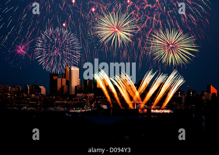 WA06702-00...WASHINGTON - Quarta di luglio fuochi d'artificio sul lago di unione in Seattle. Foto Stock