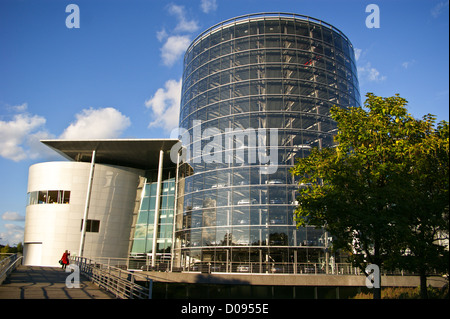 Gläserne Manufaktur da Gunter Henn, 2002, Volkswagen Phaeton 'Fabbrica del Vetro", Lennéstrasse 1, Dresda, Sassonia, Sassonia, Germania Foto Stock