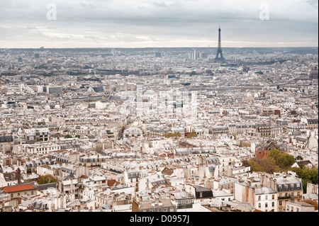 Parigi, Francia: vista sopra la città verso la Torre Eiffel dalla collina di Montmartre Foto Stock