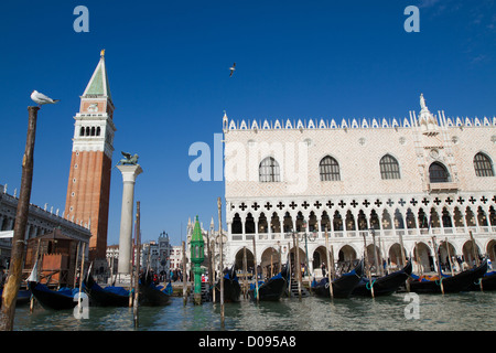 Gondole davanti il campanile ed il Palazzo Ducale Venezia LA SERENISSIMA VENETO ITALIA EUROPA Foto Stock