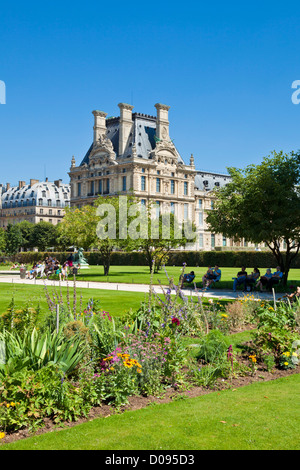 Jardins des Tuileries intorno al Louvre galleria d'arte Rive Droite Parigi Francia EU Europe Foto Stock