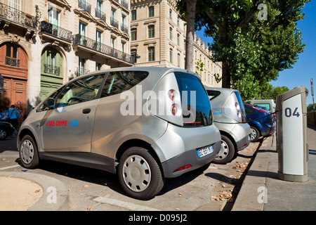 Autolib bluecar disegnata da Pininfarina al electric car-sharing stazione di ricarica punto Parigi Francia UE Europa elettrico caricabatteria per auto Foto Stock