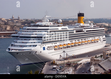 La barca COSTA CONCORDIA AL QUAY IN PORTO LA VALETTE A MALTE questa barca naufragati su venerdì 13 gennaio 2012 OFF COSTA TOSCANA Foto Stock