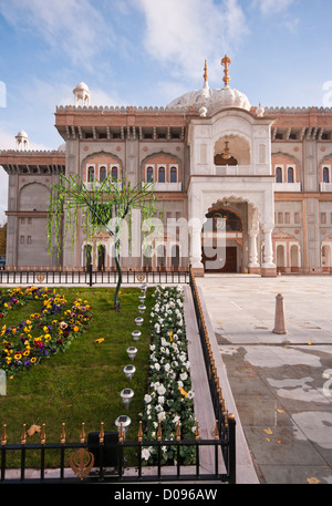 Esterno del Shri Guru Nanak Gurdwara Darbar tempio sikh a Gravesend Kent REGNO UNITO Foto Stock