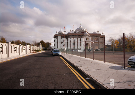 Esterno del Shri Guru Nanak Gurdwara Darbar tempio sikh a Gravesend Kent REGNO UNITO Foto Stock