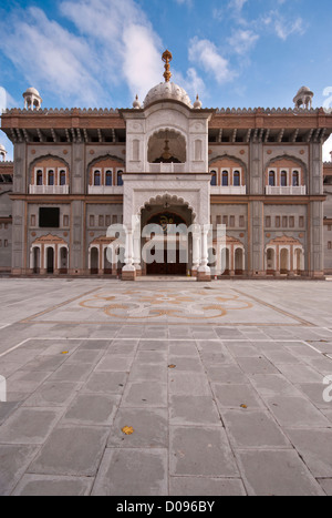 Esterno del Shri Guru Nanak Gurdwara Darbar tempio sikh a Gravesend Kent REGNO UNITO Foto Stock