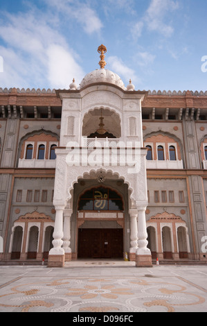 Esterno del Shri Guru Nanak Gurdwara Darbar tempio sikh a Gravesend Kent REGNO UNITO Foto Stock