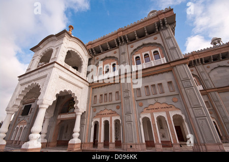 Esterno del Shri Guru Nanak Gurdwara Darbar tempio sikh a Gravesend Kent REGNO UNITO Foto Stock