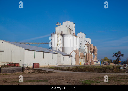 La silos e impianto per l'agricoltore e la cooperativa di riso, Highway 45, Colusa County, California. Foto Stock