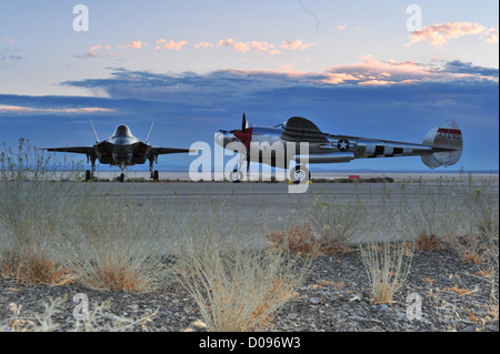 Il Lockheed Martin F-35 Lightning II incontra il suo omonimo, il P-38 Lockheed Lightning Foto Stock