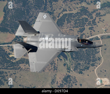 L'F-35C, la variante portaerei del Lockheed Martin F-35 Lightning II, è mostrato in volo, rappresentando avanzate capacità di combattimento e furtività per l'aviazione navale. Foto Stock