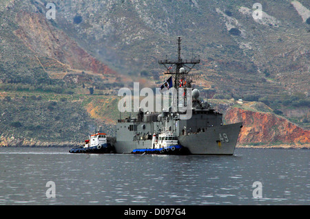 SOUDA BAY, Grecia (nov. 13, 2012) il pericolo di Oliver Perry-class missile guidato fregata USS Robert G. Bradley (FFG 49) arriva ad una porta programmata visita. Bradley è homeported a Mayport, Fla. e dispiegate attualmente conducendo le operazioni di sicurezza marittima Foto Stock