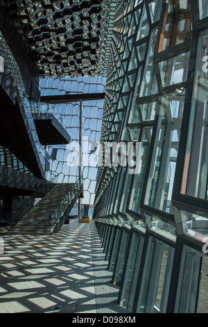 Vista interna HARPA - REYJAVIK CONCERT HALL CONFERENCE CENTRE costruito nel 2011 Artista islandese OLAFUR ELIASON IMPRESA DANESE HENNING Foto Stock