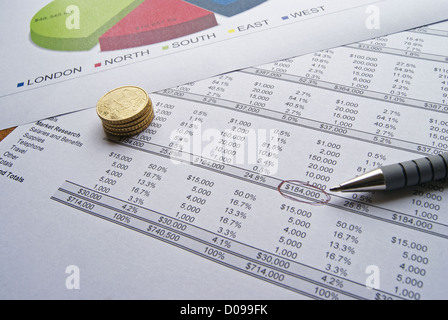 Equipaggiamento finanziario e grafici, visualizzazione concetto aziendale Foto Stock