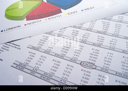 Equipaggiamento finanziario e grafici, visualizzazione concetto aziendale Foto Stock