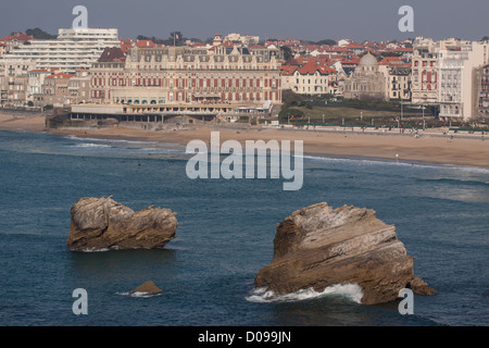 Visualizzare Côte des Basques BEACH IN BIARRITZ HOTEL DU PALAIS in fondo a destra della chiesa russa SAINT-ALEXANDRE NEVSKY PROTEZIONE Foto Stock