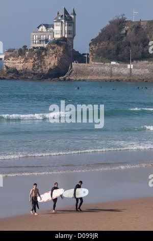 Surfisti sulla Côte des Basques BEACH BIARRITZ Paese basco PYRENEES-ATLANTIQUES (64) AQUITAINE FRANCIA Foto Stock