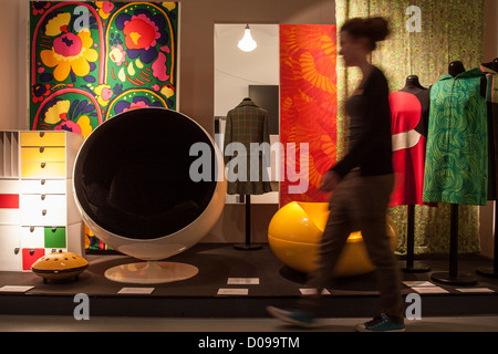 Esposizione di oggetti emblematici di design finlandese IN UNA SALA DEL MUSEO DEL DESIGN Helsinki Finlandia Europa Foto Stock