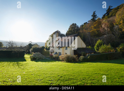 Cottage con tetto in paglia in Selworthy villaggio sul Holnicote Estate. Parco Nazionale di Exmoor. Somerset. In Inghilterra. Regno Unito. Foto Stock