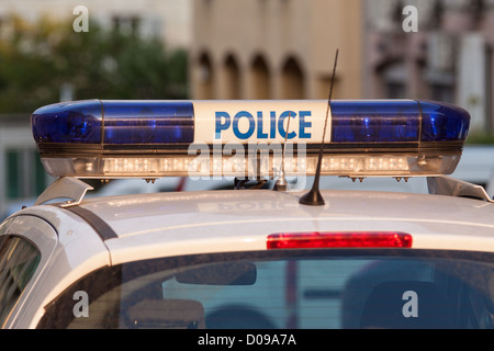 CLOSE-UP DI LAMPEGGIARE LA SIRENA DI UNA MACCHINA DELLA POLIZIA parcheggiata di fronte alla stazione di polizia di Ajaccio Corsica del sud (2A) Francia France Foto Stock