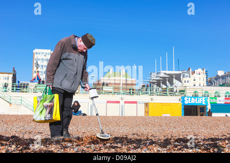 BRIGHTON, Regno Unito - 8 febbraio 2011: il vecchio uomo alla ricerca di oggetti metallici sulla in Brighton Foto Stock