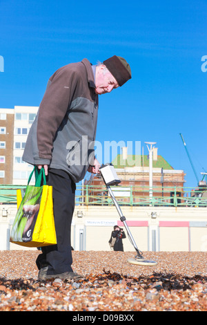 BRIGHTON, Regno Unito - 8 febbraio 2011: il vecchio uomo alla ricerca di oggetti metallici sulla in Brighton Foto Stock