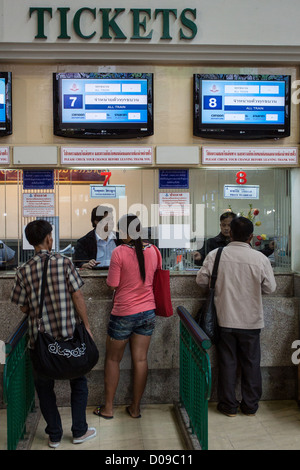 THAIS acquistando il biglietto presso la biglietteria della stazione ferroviaria di Bangkok in Thailandia ASIA Foto Stock