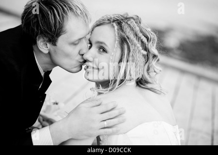 Baciare la sposa e lo sposo Foto Stock