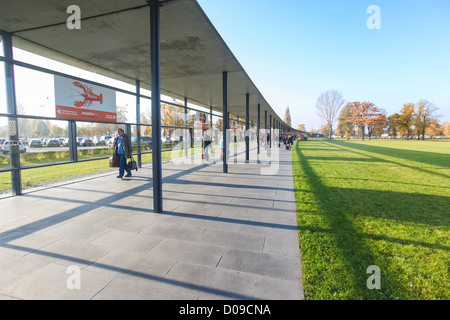 Berlino, Germania - 2 Novembre 2011: i passeggeri a piedi aeroporto di Berlino il 2 novembre 2011 a Berlino, Germania. Foto Stock