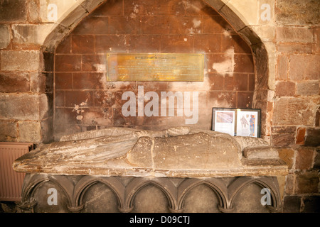 Abbazia di Shrewsbury interiore, il XI secolo la tomba di Roger de Montgomery, suo fondatore nello Shropshire, Regno Unito Foto Stock