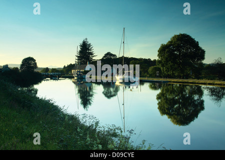 Uno yacht ormeggiati a serrature Dunardry vicino Cairnbaan sul Crinan Canal, Argyll & Bute, Scozia Foto Stock