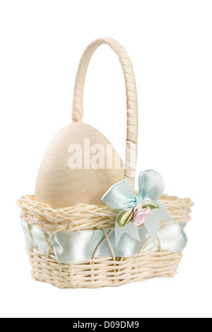 Uovo di pastello nel cesto di Pasqua Foto Stock