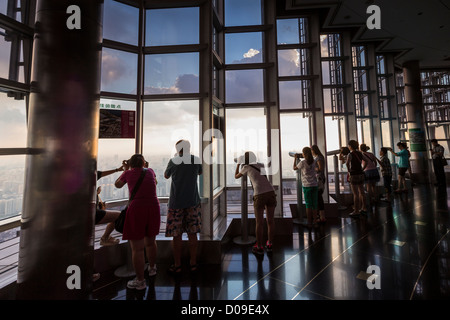 I turisti vista sullo skyline dalla torre di Jin Mao Skywalk indoor observation deck Shanghai, Cina. Foto Stock