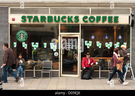 La facciata anteriore di un Starbucks Coffee shop, London, Regno Unito Foto Stock