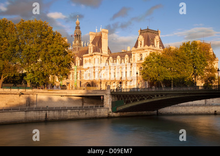 Impostazione della luce solare sullo Hotel de Ville, Parigi Francia Foto Stock
