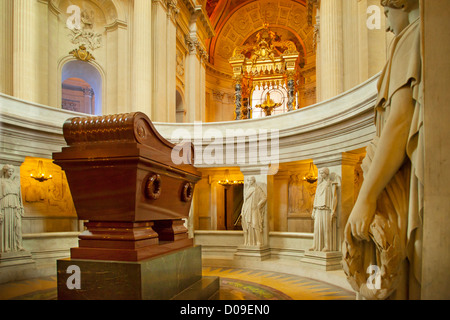 Tomba di Napoleone Bonaparte sotto la cupola della Cappella di Saint Louis des Invalides, Parigi, Francia Foto Stock