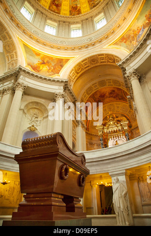 Tomba di Napoleone Bonaparte sotto la cupola di Saint Louis des Invalides Cappella, Parigi Francia Foto Stock