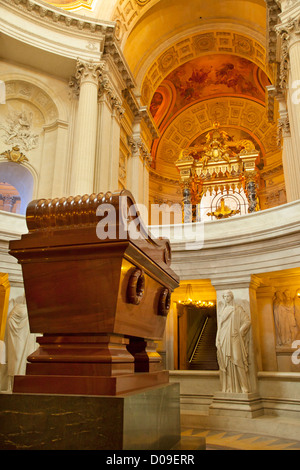 Tomba di Napoleone Bonaparte sotto la cupola di Saint Louis des Invalides Cappella, Parigi Francia Foto Stock