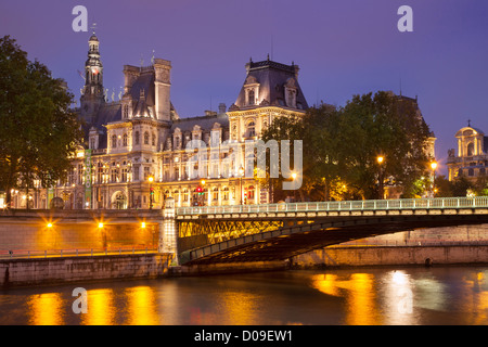Twilight su Hotel de Ville e il Fiume Senna, Parigi, Ile-de-France, Francia Foto Stock
